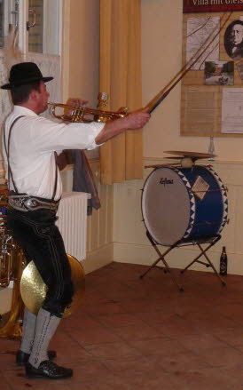 Goaslschnoizer mit Trompete