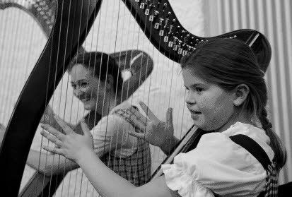 Magdalena Zimmermann mit einer Harfenspielerin an einer irischen Harfe