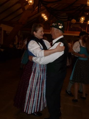 Sigi Ramsttter beim Tanz mit Kursleiterin Hildegard Kallmaier